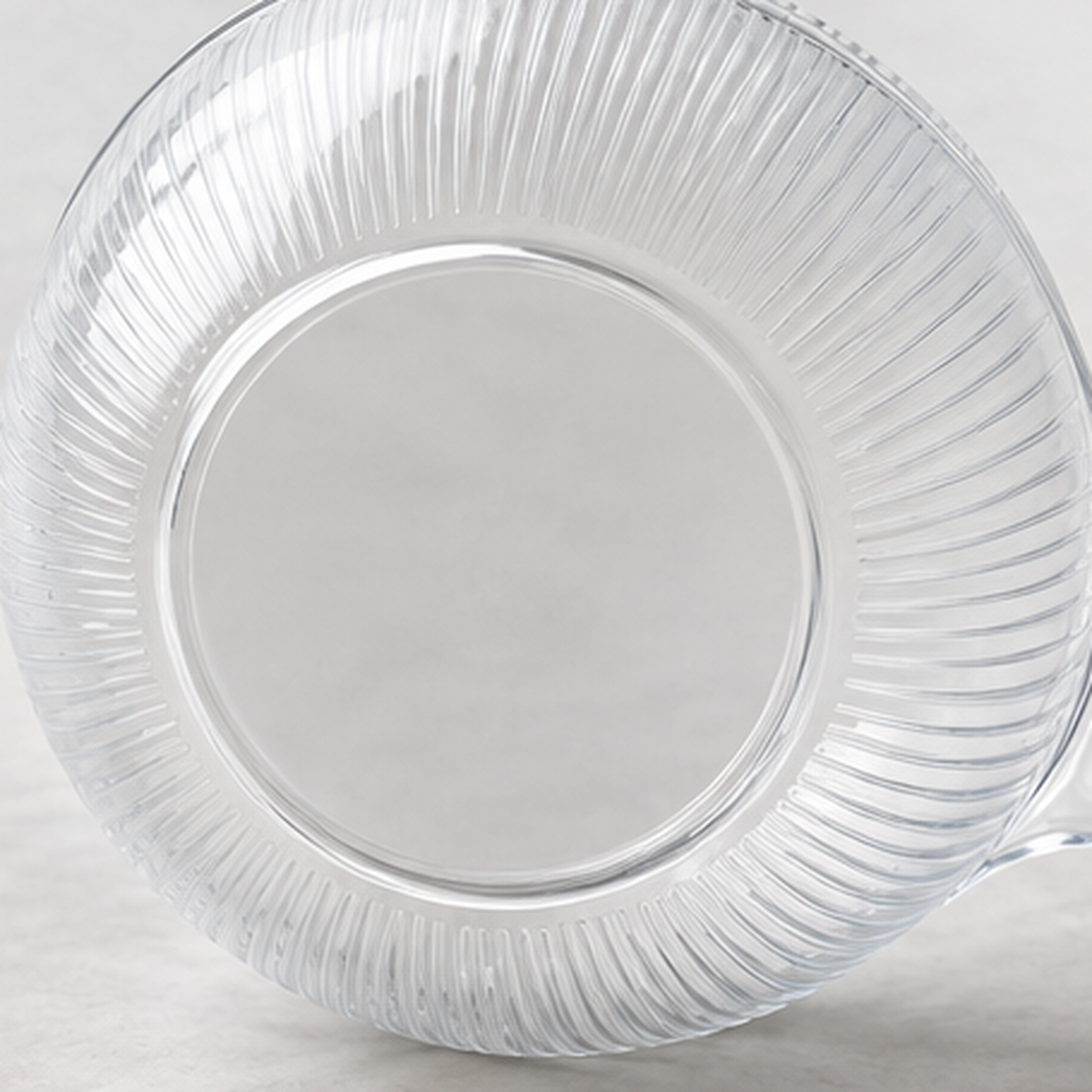 Close-up of the closed solid base of the transparent rinse and drain bowl
